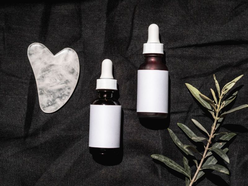 Gua-Sha-Stein und Pipettenflaschen: das Arbeitsmaterial der Fachfrau