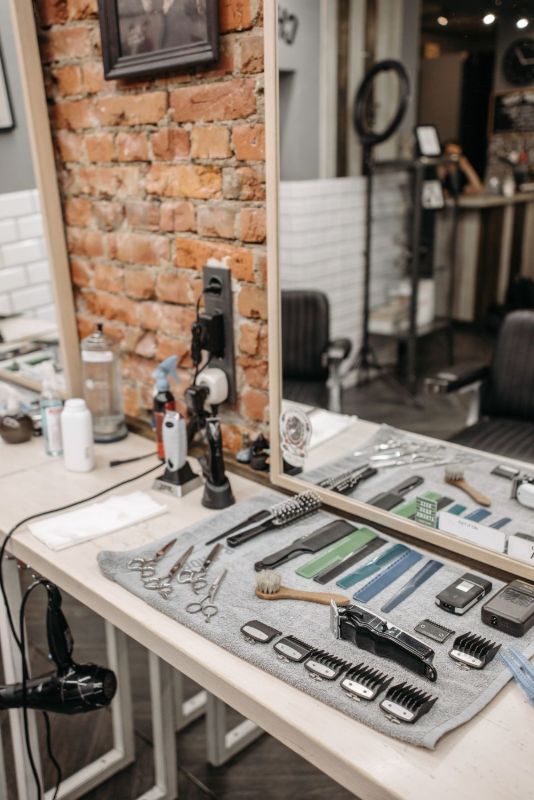 Herramientas de barbero ordenadas en el puesto