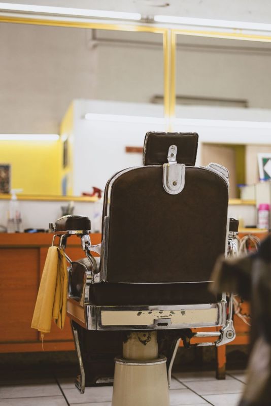 Sillón clásico de barbero de cuero negro y cromo