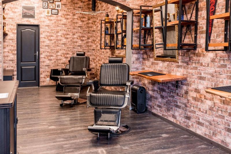 Interior con sillones negros y ladrillo visto