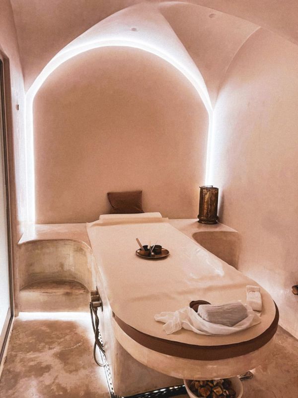 Cabina de tratamientos con paredes arqueadas en tonos rosados