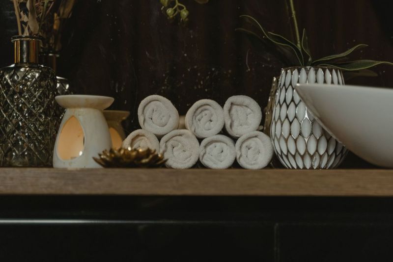 Toallas enrolladas sobre una mesa de madera