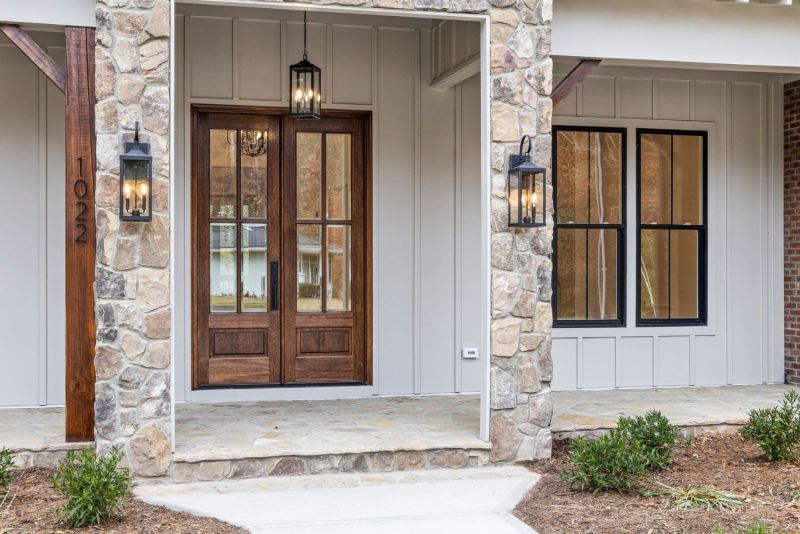 Entrée d’une maison avec porte en bois