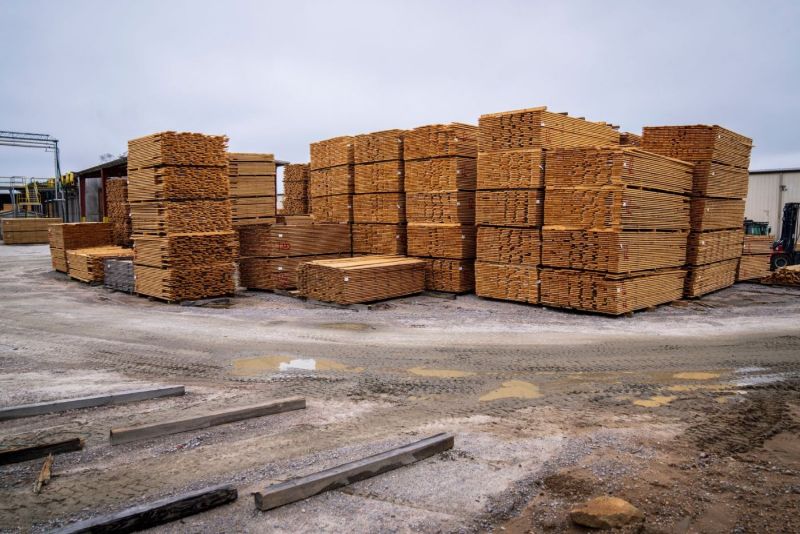 Piles de planches de bois séchant à l’air libre