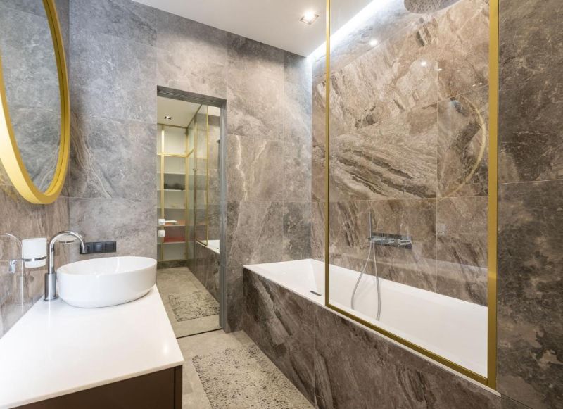 Baño claro con lavabo y mampara de cristal