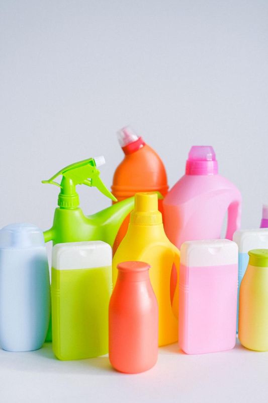 Frascos de productos de limpieza de colores