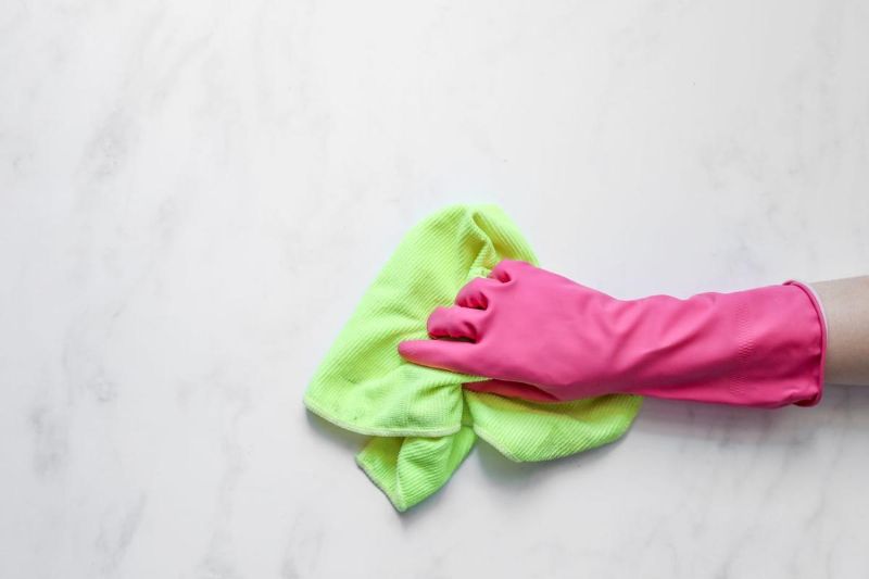 Guante rosa y bayeta verde