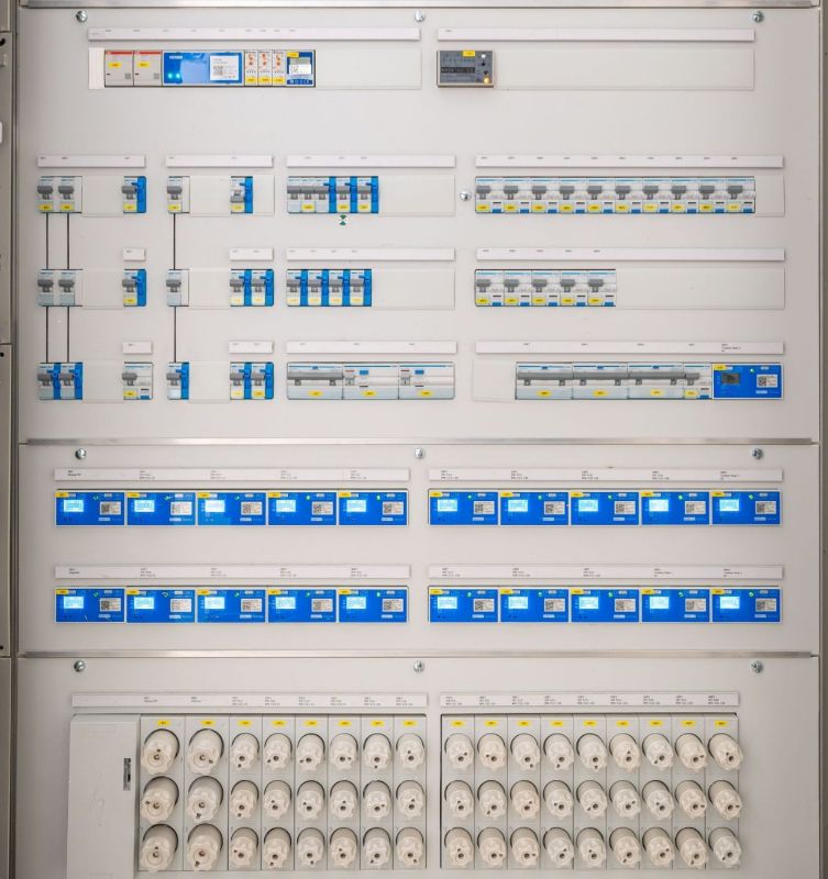 Cuadro eléctrico moderno con interruptores automáticos y tomas
