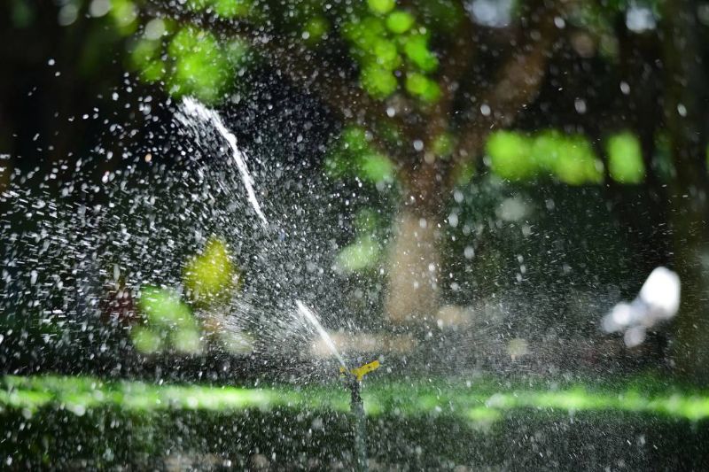 Irrigatore in funzione sul prato