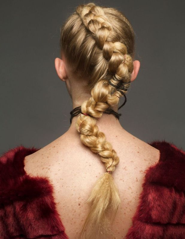 Cabello rubio con una trenza larga, visto de espalda