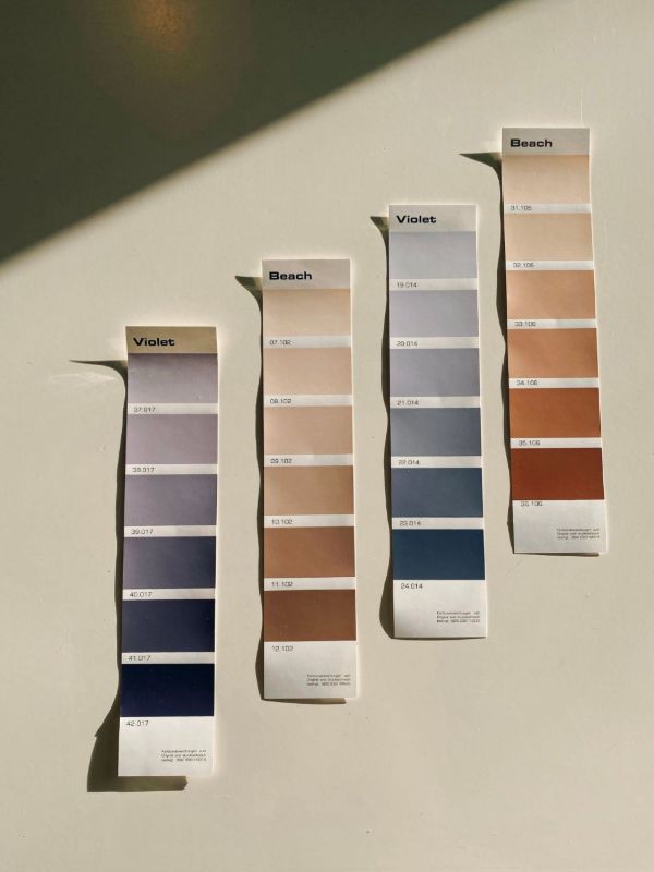 Cuatro cartas de color con tonos del castaño al rubio