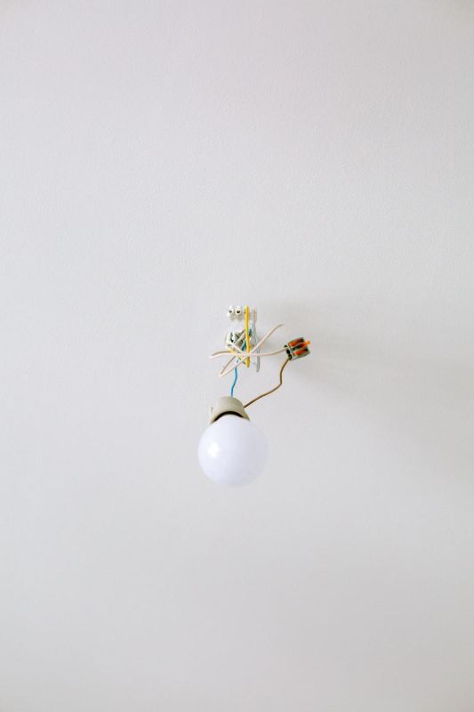 Bombilla colgando del techo blanco