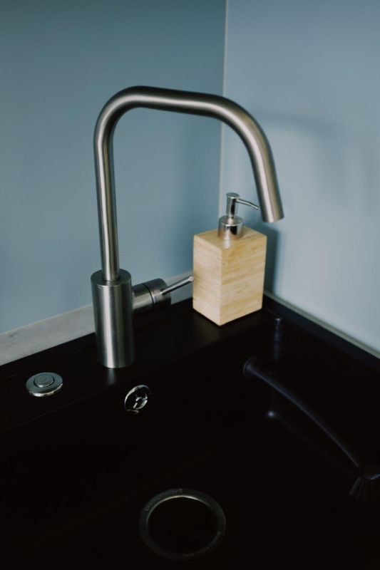 Grifo de acero inoxidable en una encimera