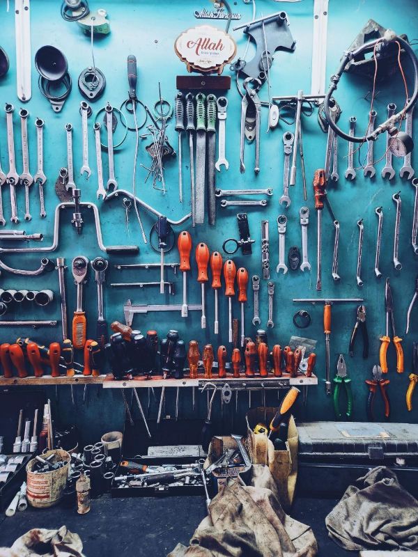 Outils rangés sur un panneau bleu d’atelier