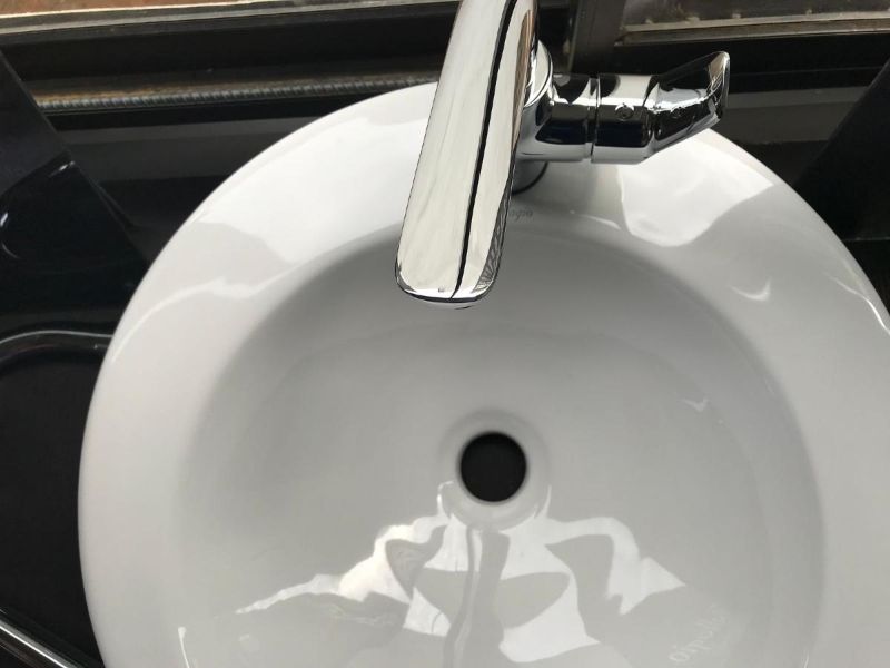 Lavabo blanco con grifo desde arriba