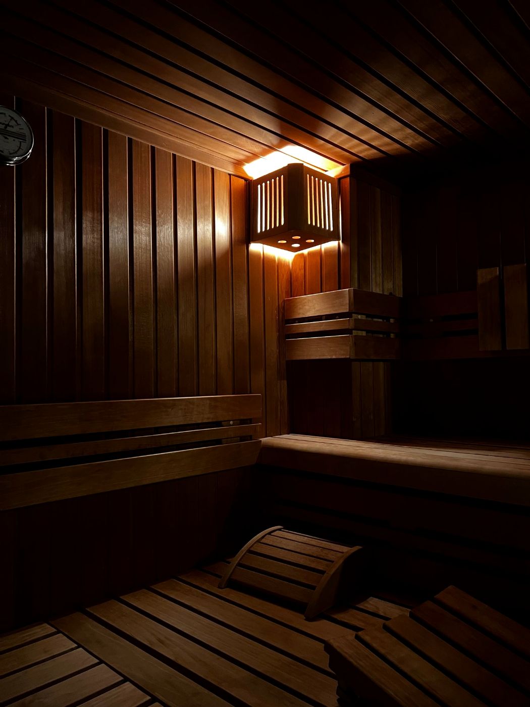 Interior de una sauna de madera con luz cálida
