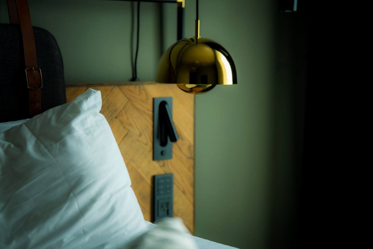 Lampe en laiton près de la tête de lit