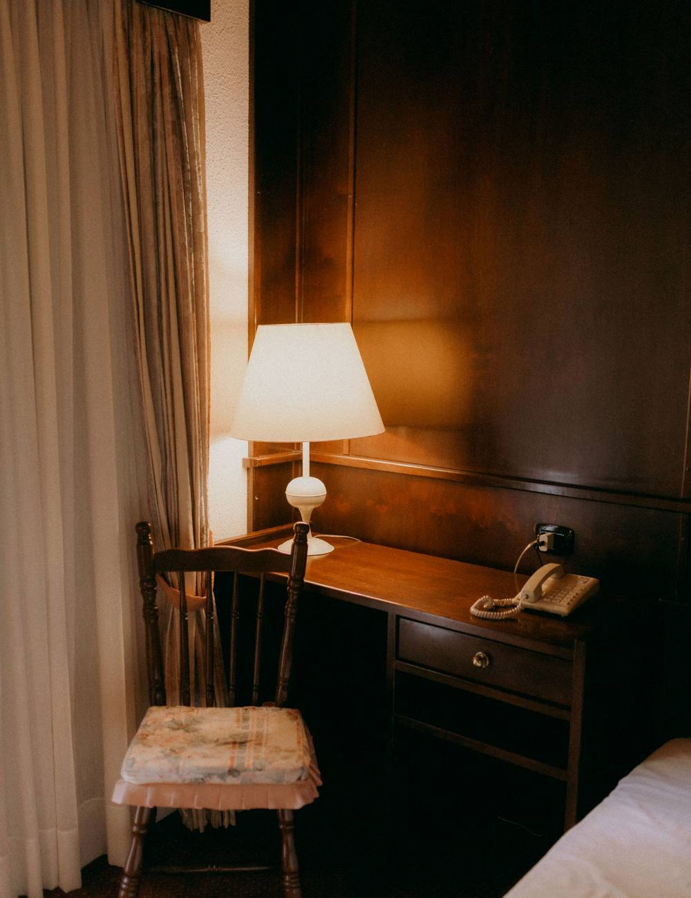 Bureau en bois avec lampe de table