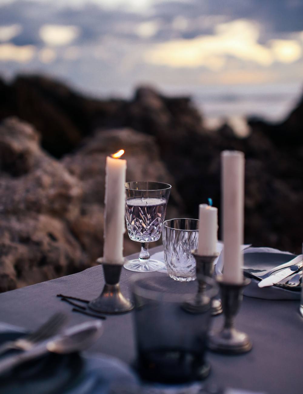 Bougies et verres sur une table dressée