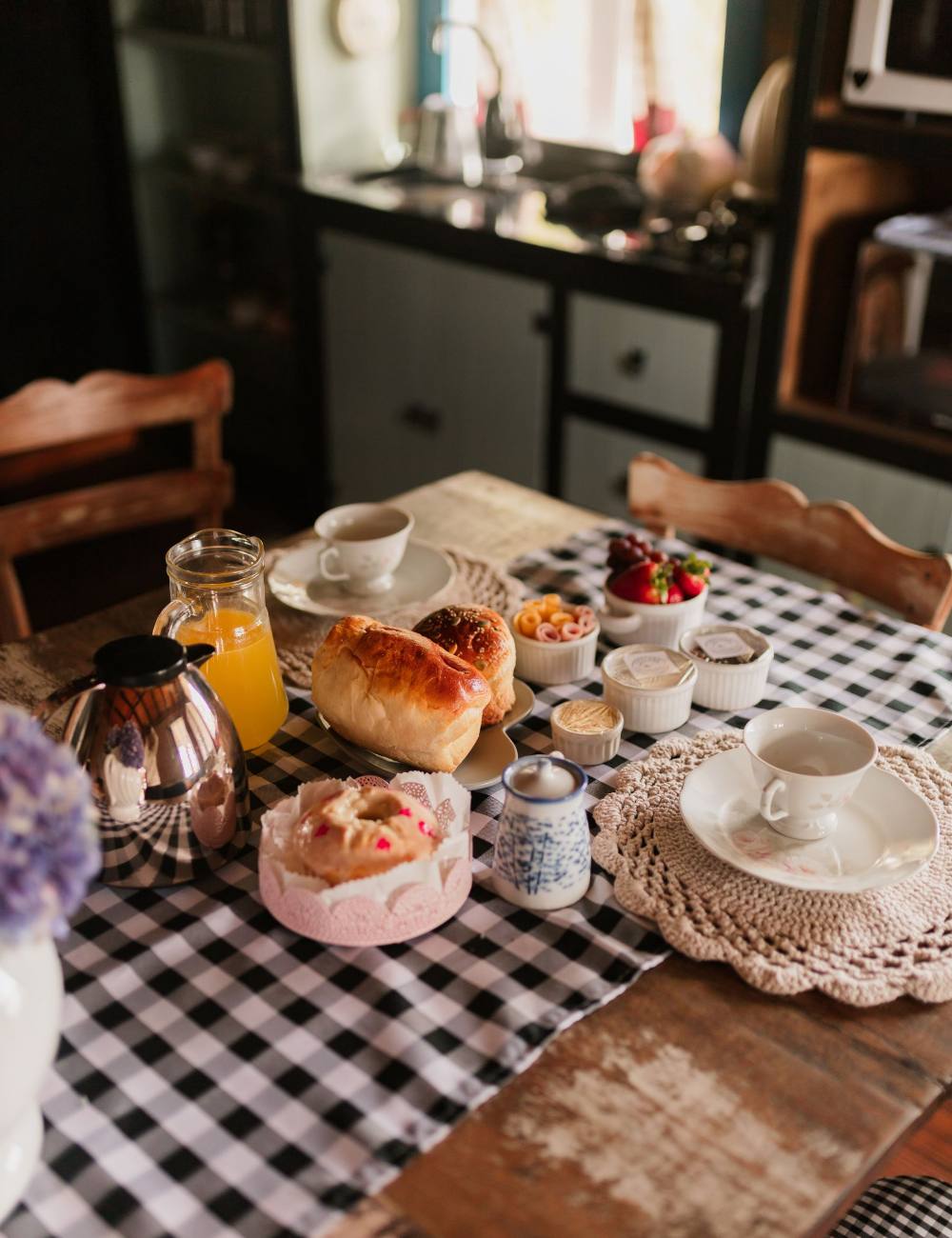 Petit-déjeuner sur une nappe à carreaux