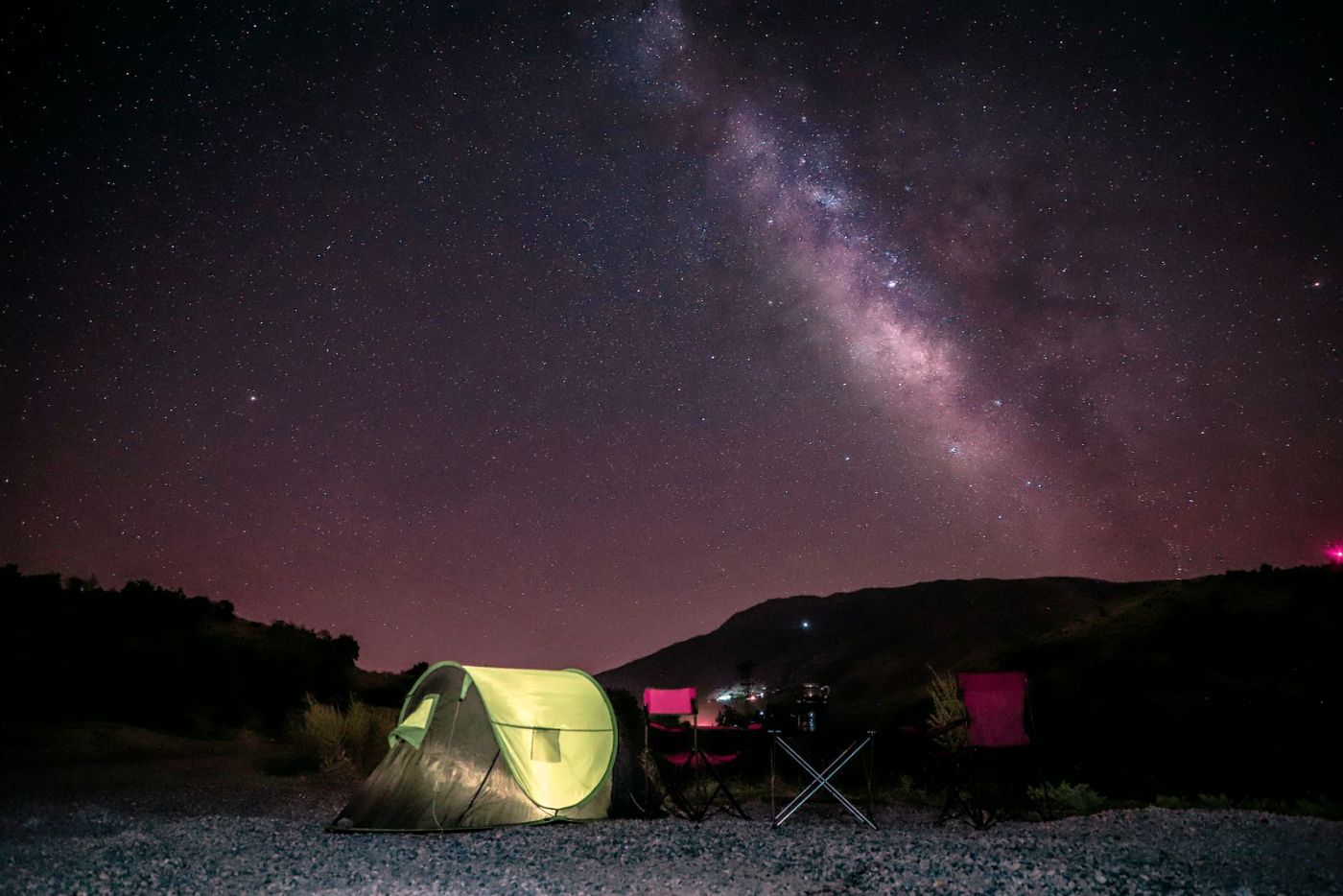 Tienda verde bajo un cielo lleno de estrellas