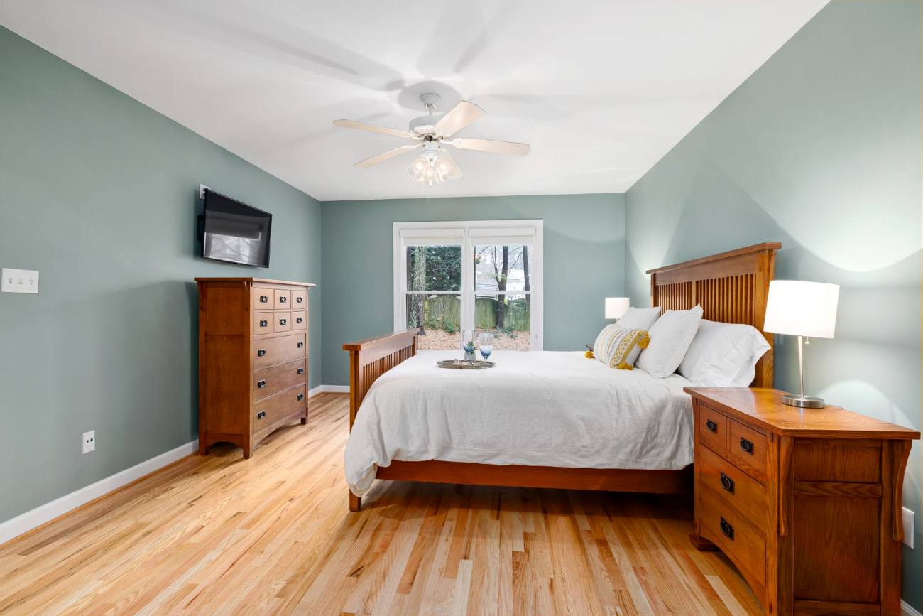 Habitación con paredes verdes y cama de madera