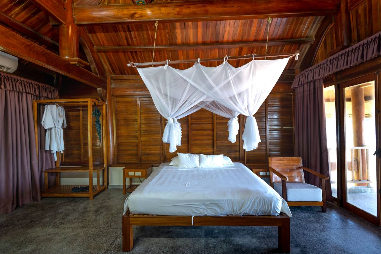 Suite con techo de madera y cama doble