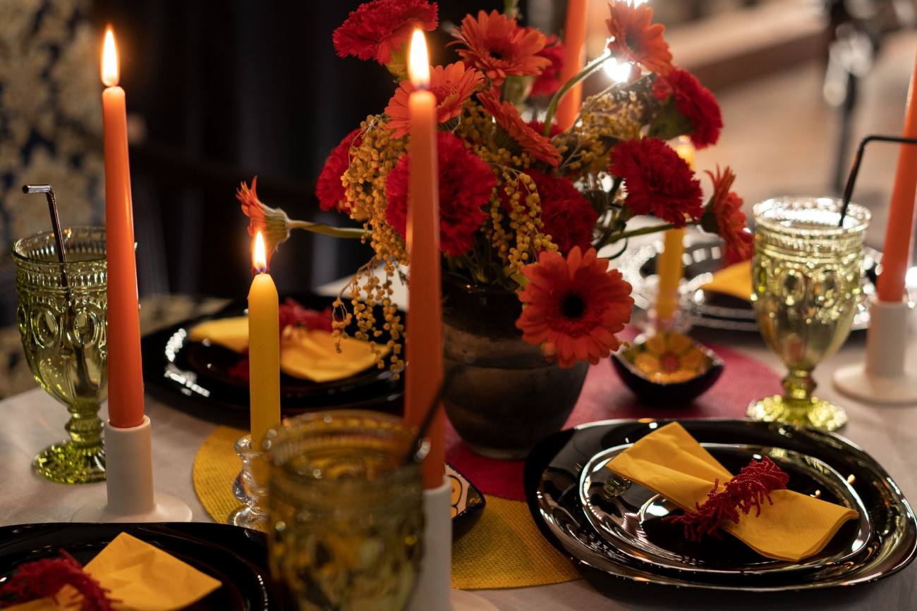 Mesa con velas y flores