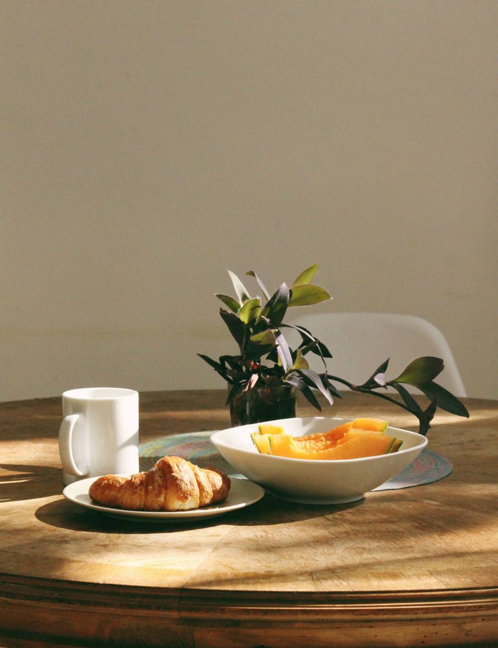 Mesa con mantel de cuadros, bollería y café