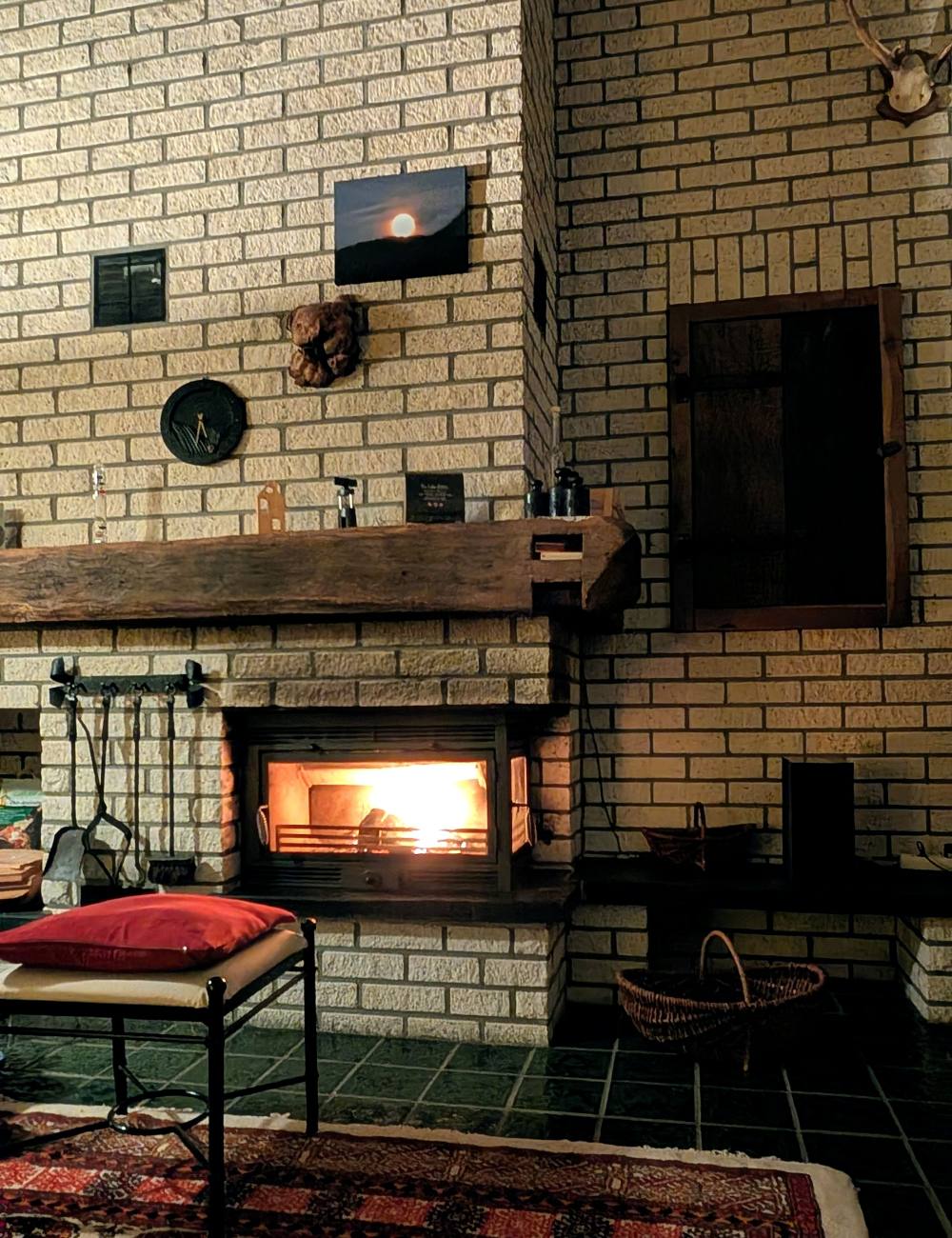 Chimenea de ladrillo con el fuego encendido