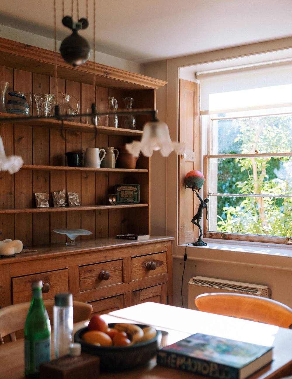 Cocina de madera con una ventana al huerto