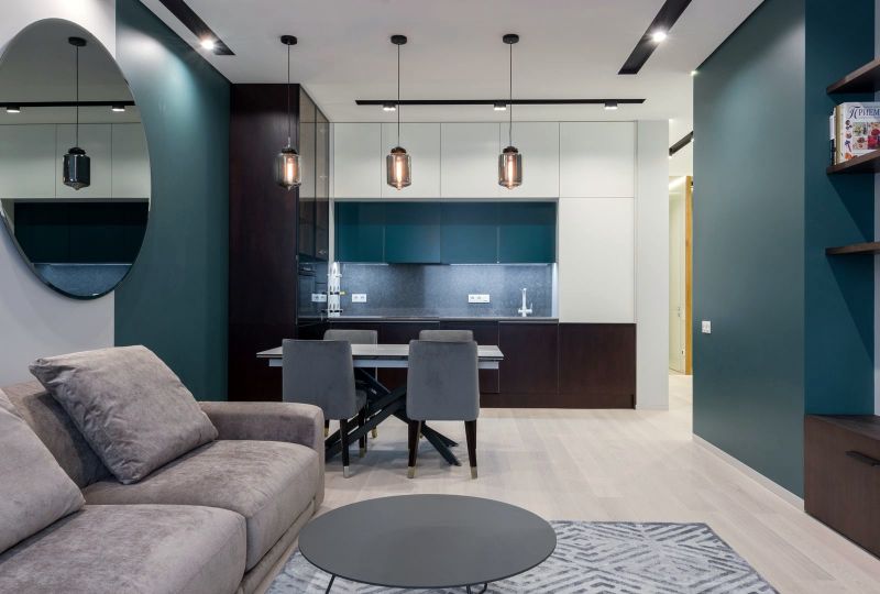 Salón con cocina de diseño azul oscuro y sofá de esquina