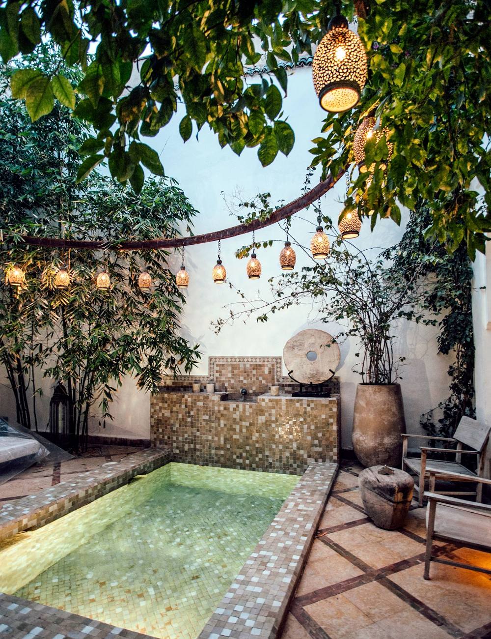 Patio con una piccola vasca piastrellata e piante