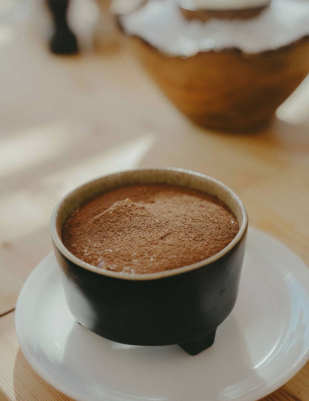 Tazza di caffè su un piattino