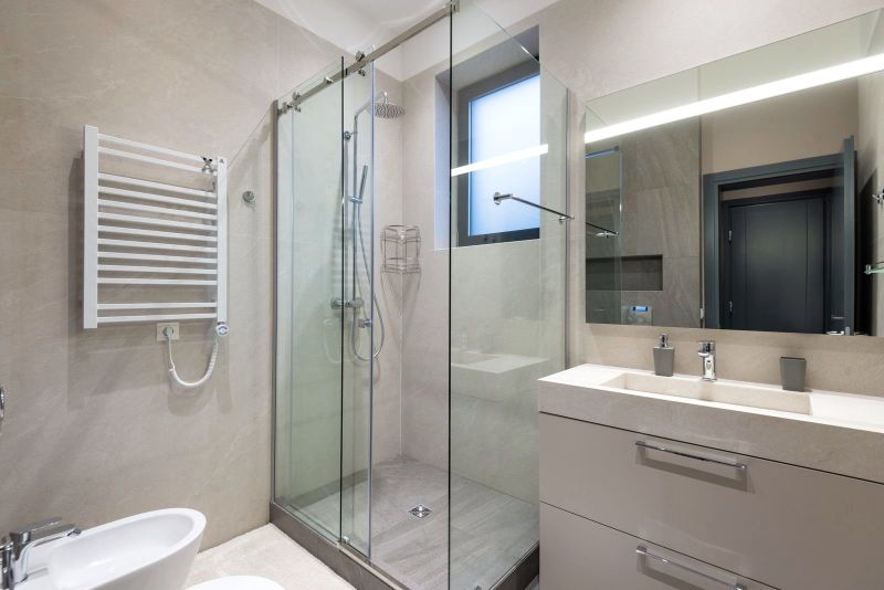 Baño con ducha de obra y mueble de madera clara
