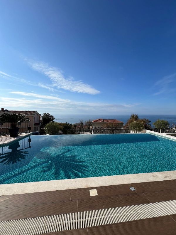 Infinity-Pool mit dem Meer im Hintergrund