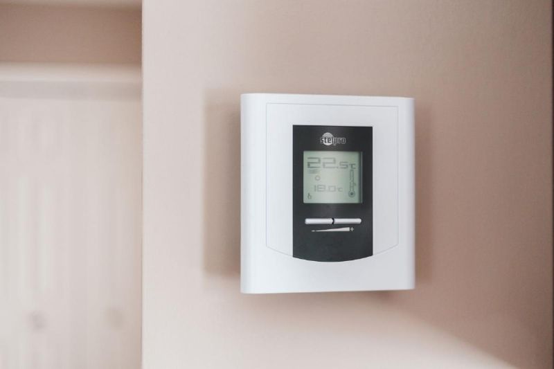 Termostato digital blanco en una pared