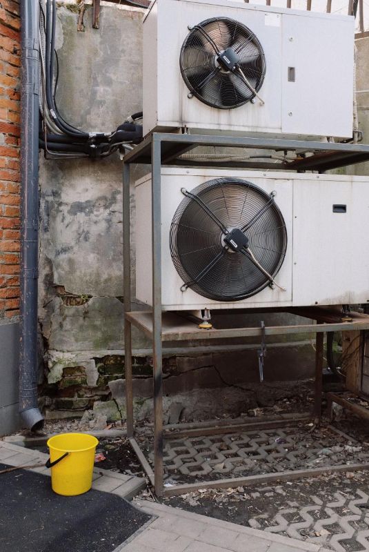 Unidad exterior con ventilador sobre soportes