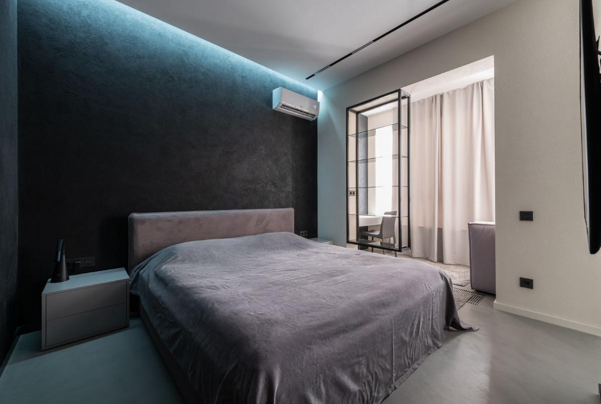 Dormitorio con aire acondicionado sobre la pared del cabecero