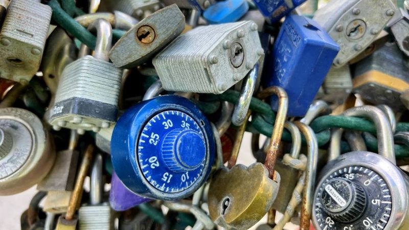 Viele bunte Zahlenschlösser, die zusammenhängen