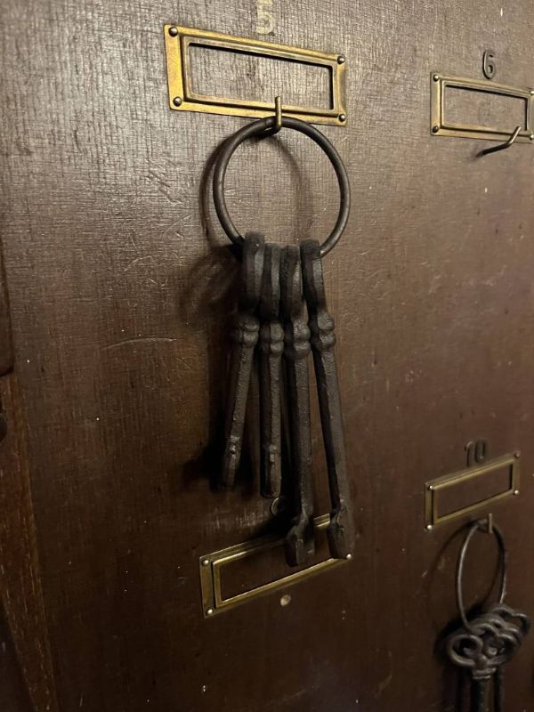 Vier alte Schlüssel an einem Ring