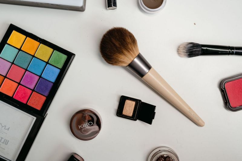 Palette di colori e pennelli su una superficie bianca