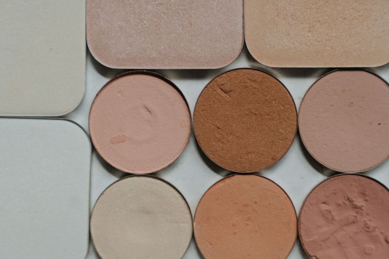 Cialde di cipria in toni nude e beige