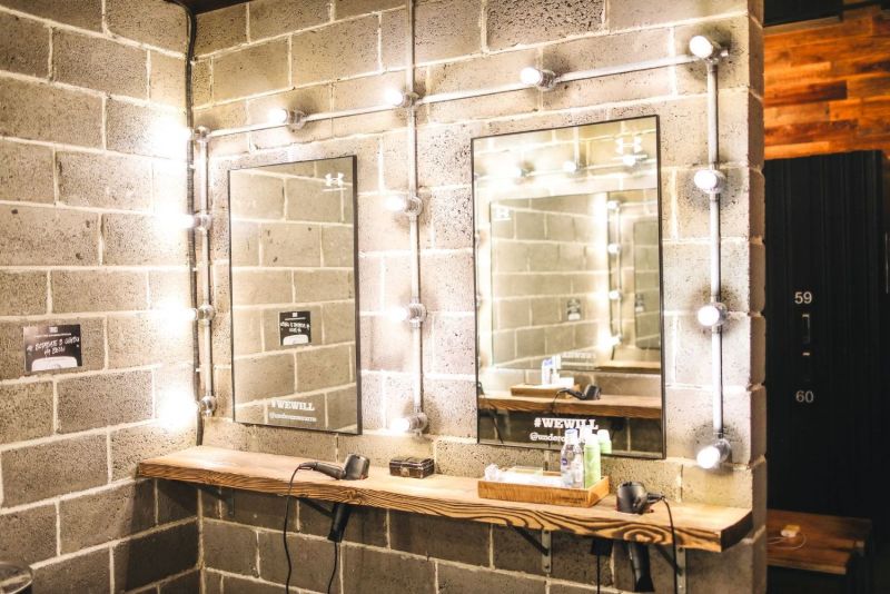 Espejos de camerino con bombillas sobre una mesa de maquillaje