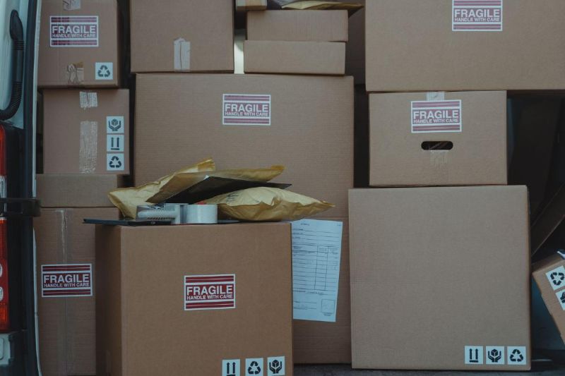 Cajas con etiquetas de frágil