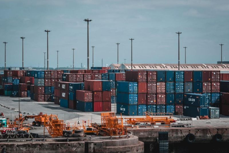 Gestapelte Container in einem Hafen