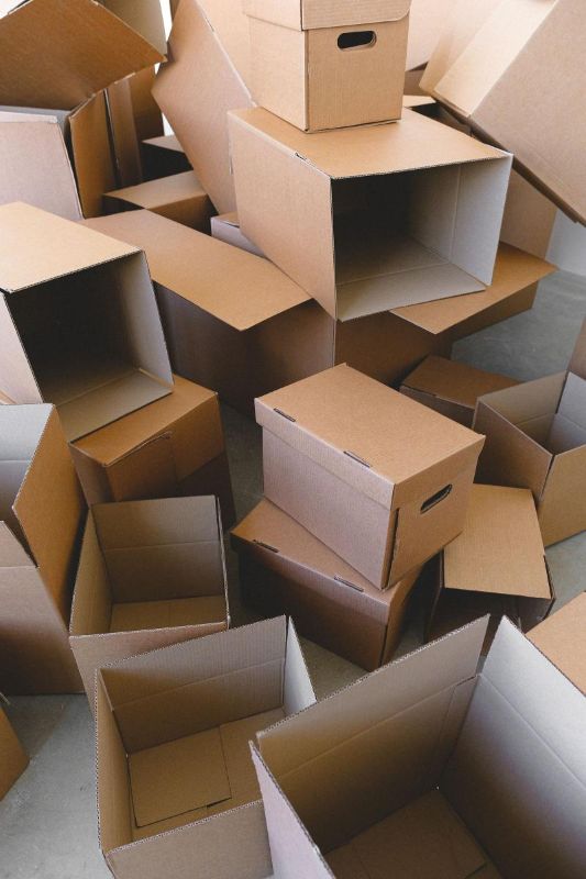 Stapel offener Kartons