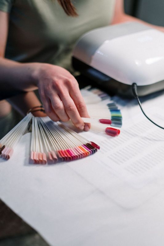 Scegliere un colore tra campioni di unghie