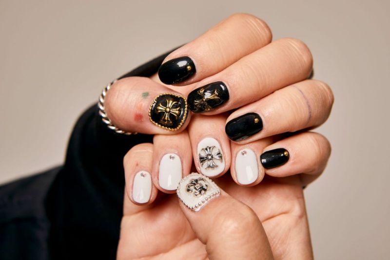 Nail art en blanco y negro con motivos