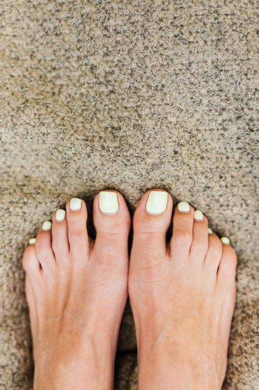 Piedi con smalto verde menta